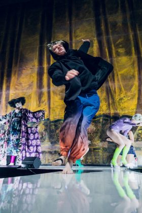 2-Lazarus_Claudia-Sabitzer_Günter-Franzmeier_Evi-Kehrstephancwww.lupispuma.com_Volkstheater-280x420